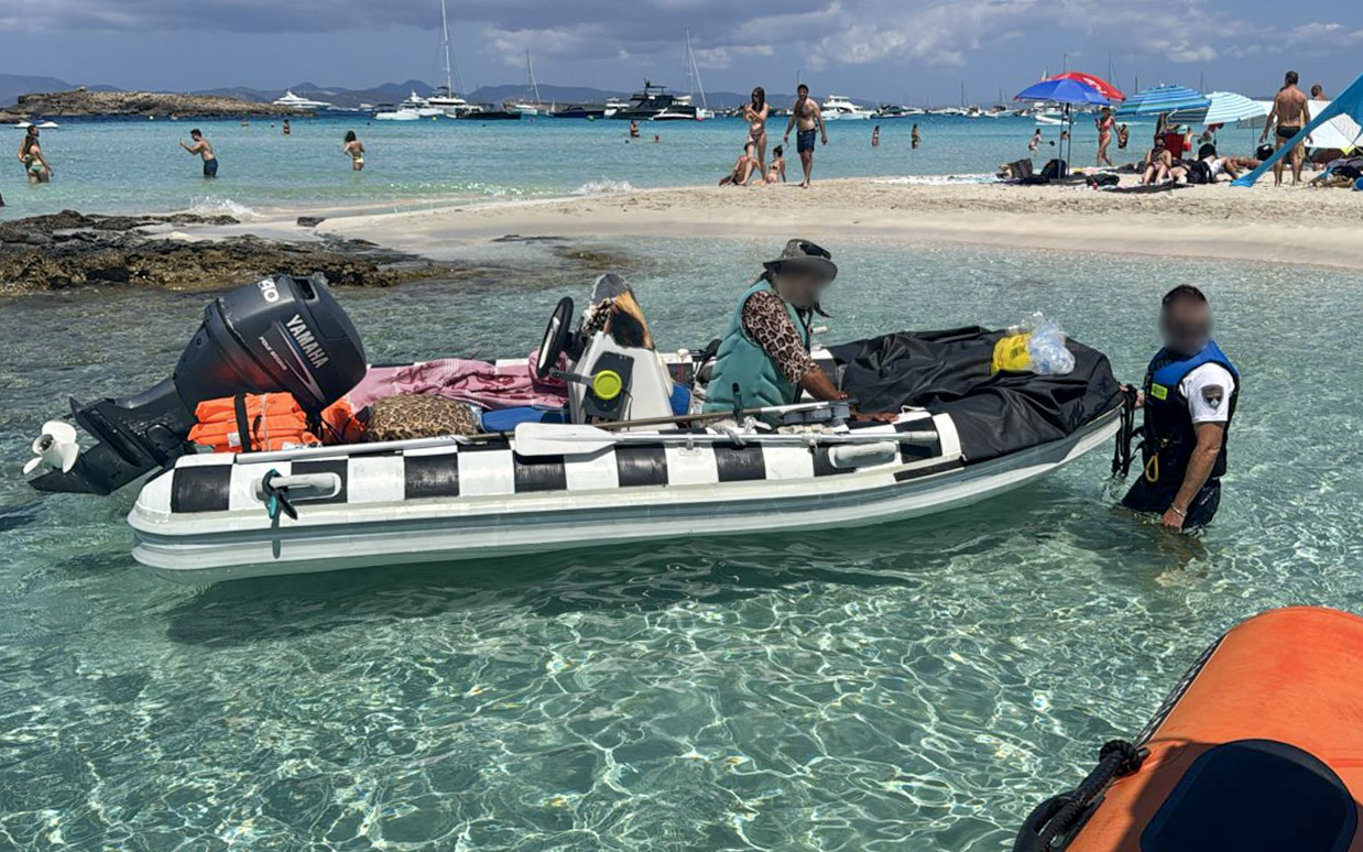 noticias náuticas, actualidad náutica, lancha-bar, mojitos, formentera, venta ambulante, venga ilega