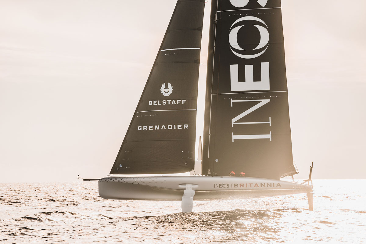 El INEOS Britannia pone a prueba su revolucionario 'foil' Ala Tres en la bahía de Palma