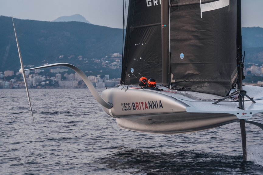 El INEOS Britannia pone a prueba su revolucionario 'foil' Ala Tres en la bahía de Palma
