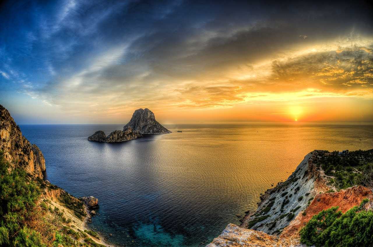 Magia y misterio envuelven la isla de Es Vedrà