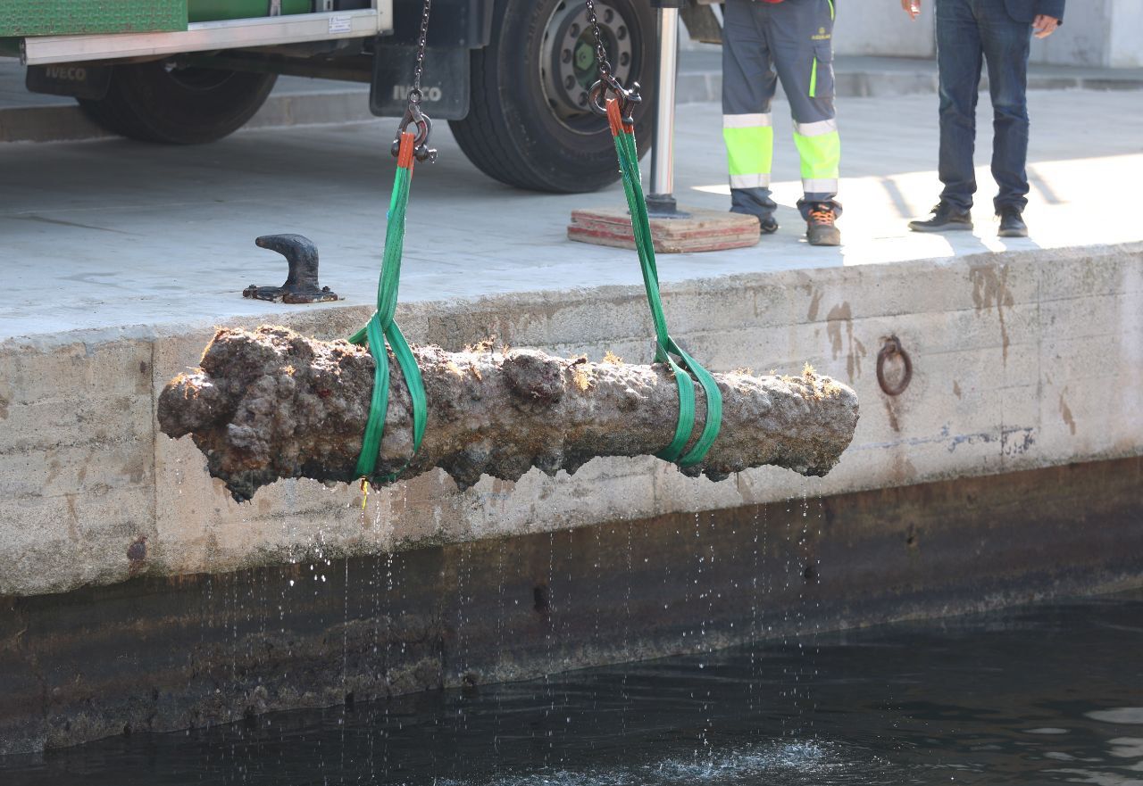 Two ship cannons recovered in the Port of Cala Ratjada