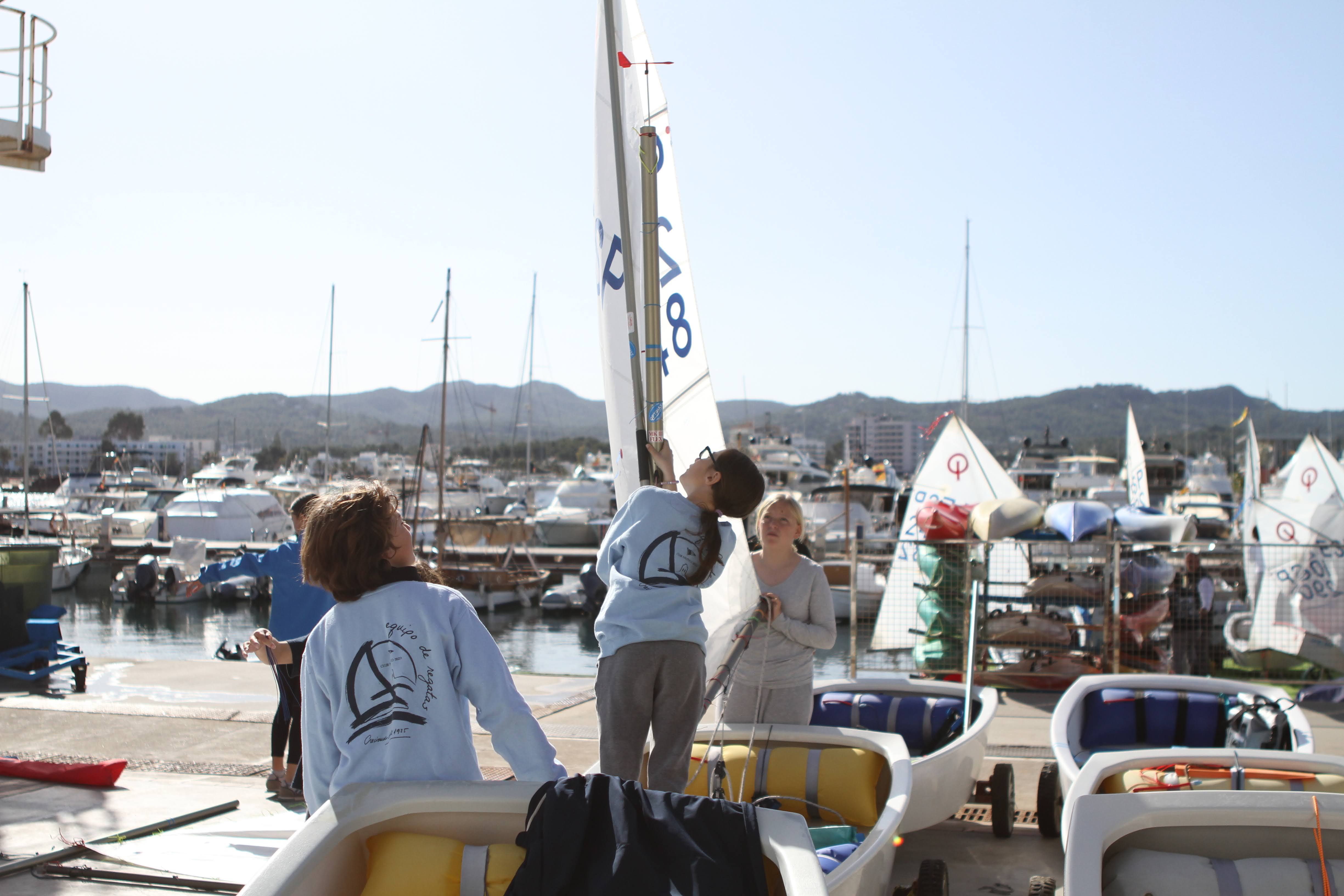 La bahía de Portmany acoge el Campeonato de Balears de Optimist 