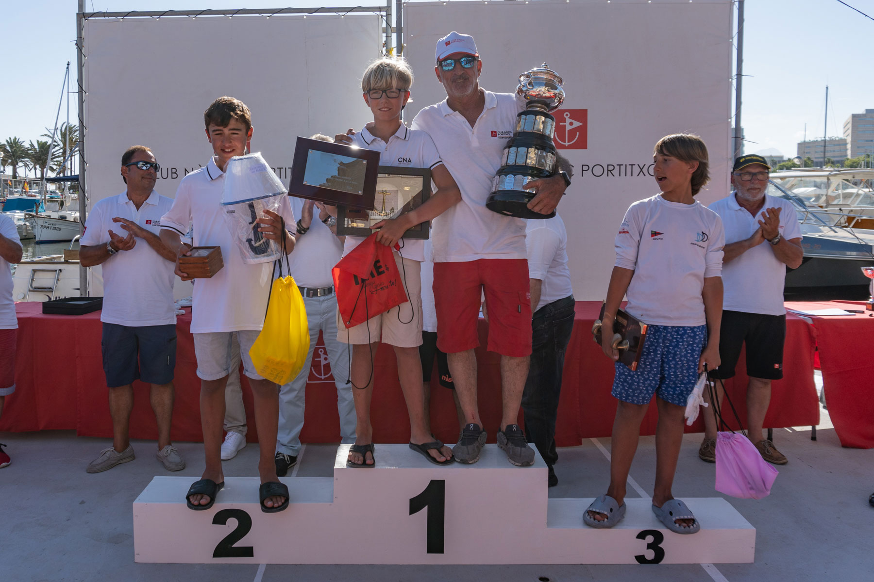 Multitudinario Trofeo Mama Optimist en su 45ª edición en el Club Nàutic Portitxol