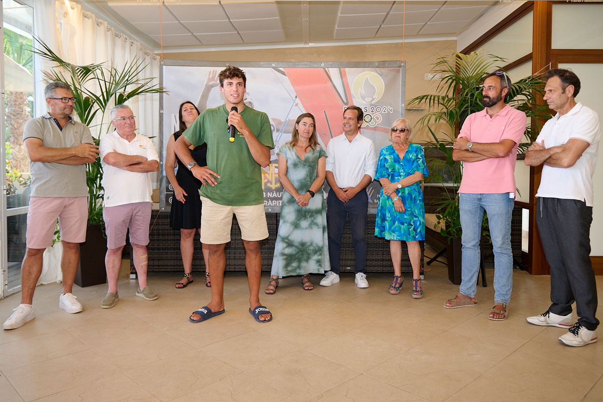 Nacho Baltasar se da un baño de multitudes en su club tras participar en los Juegos de París