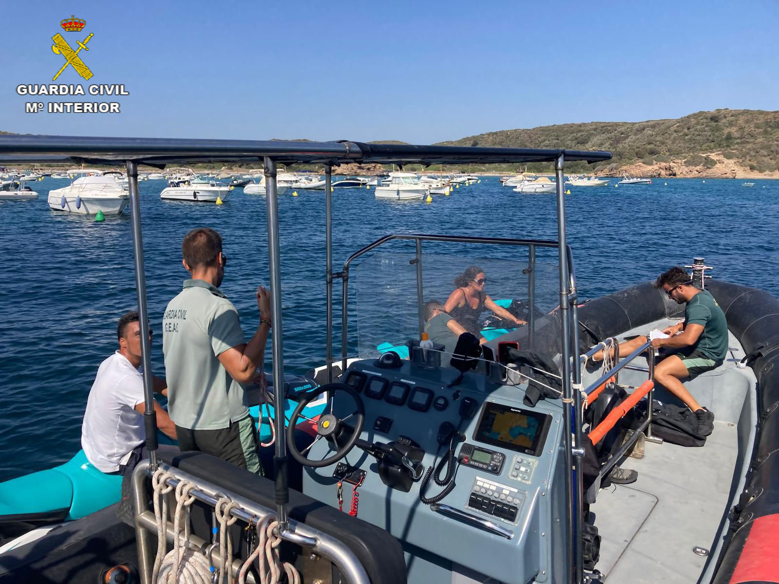 La Guardia Civil inspecciona centros de buceo, embarcaciones y puertos de Menorca