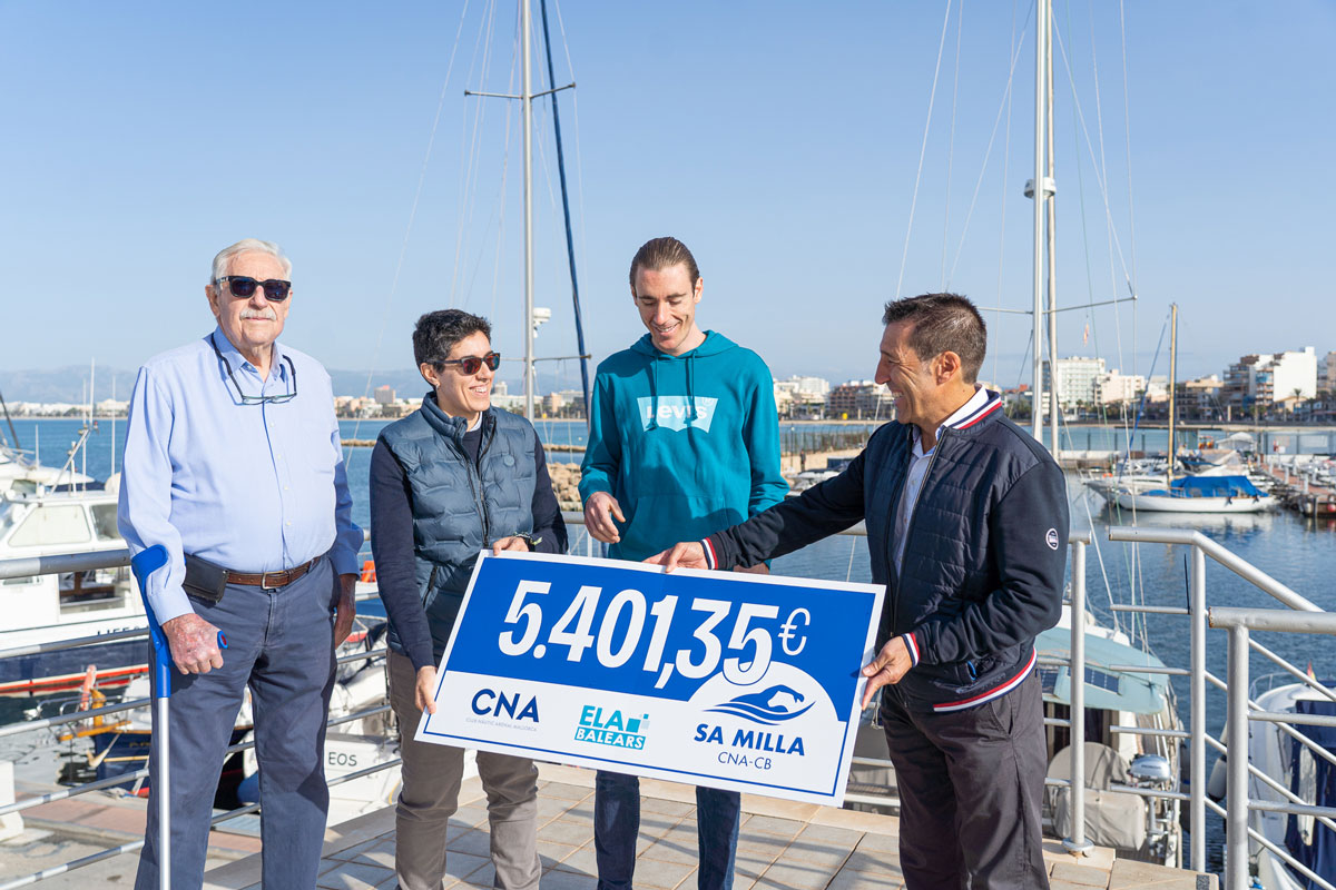 El Club Nàutic S’Arenal entrega la recaudación de  Sa Milla de natación a ELA Balears