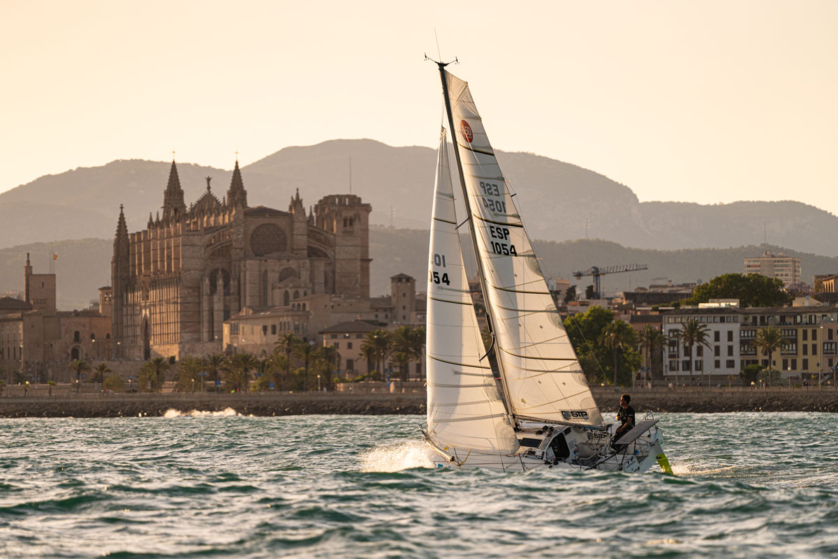 actualidad náutica, noticias náuticas, hugo ramón, vuelta a mallorca, vuelta en solitario, récord, n