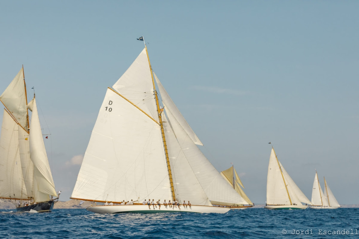 La historia navega de nuevo: veleros centenarios en la Copa del Rey Repsol de Barcos de Época