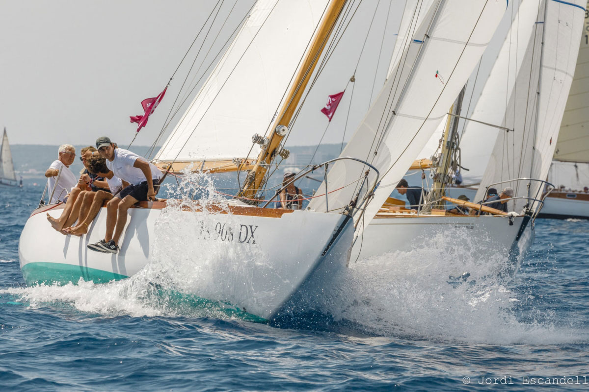 La historia navega de nuevo: veleros centenarios en la Copa del Rey Repsol de Barcos de Época