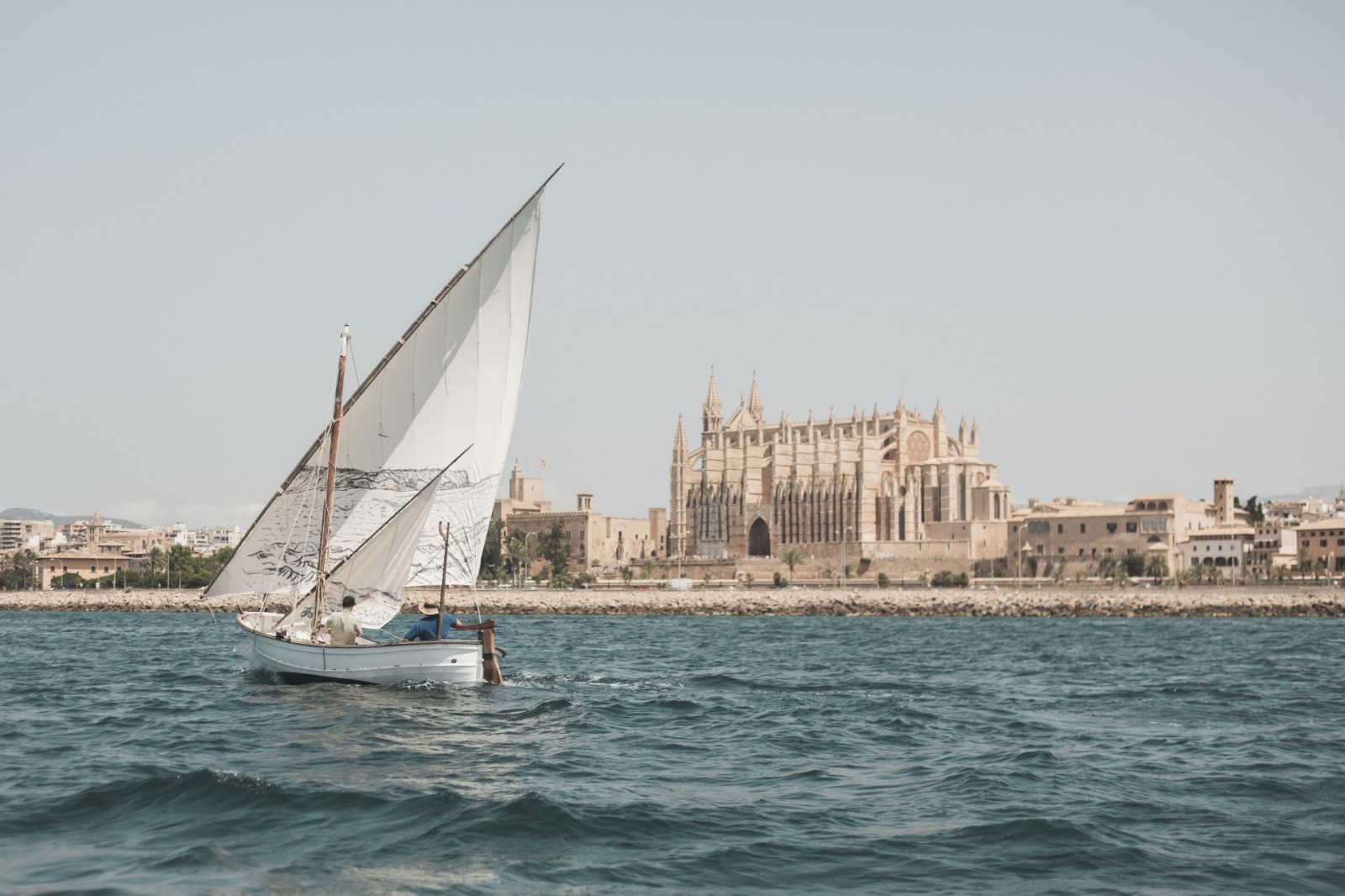 «Llatina i Mestral», un proyecto pictórico a bordo de un llaüt tradicional mallorquín