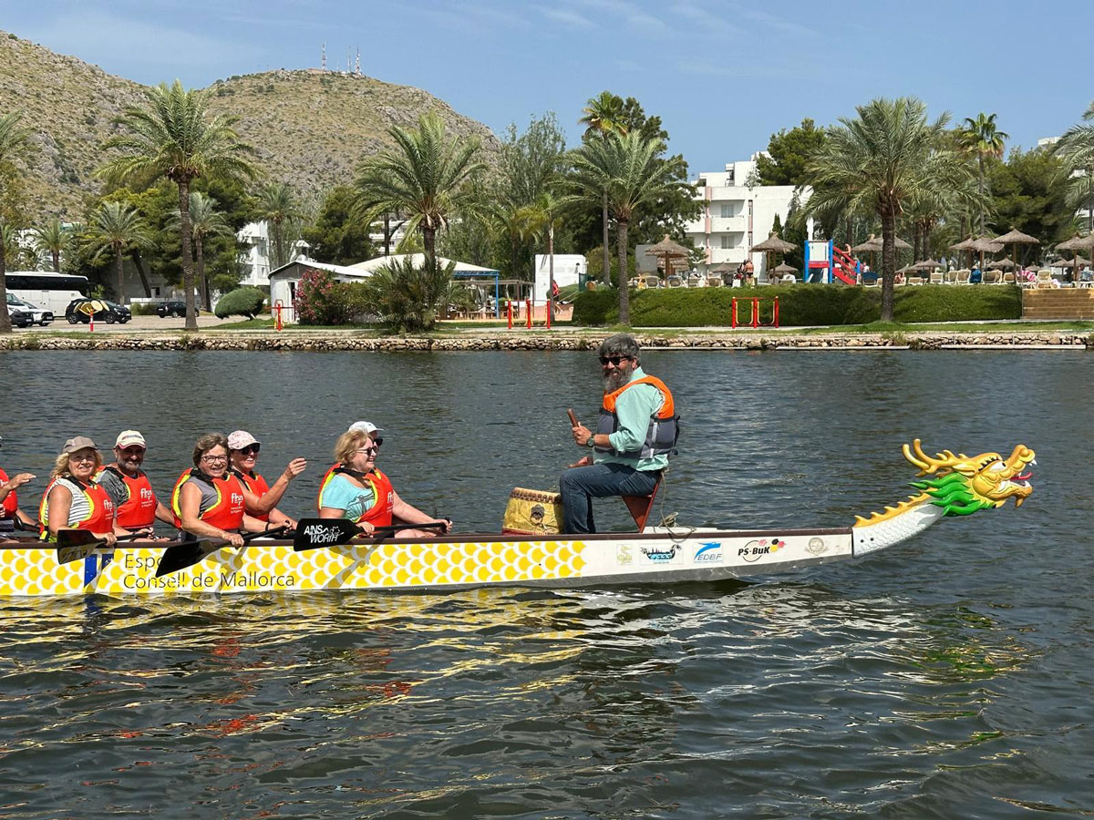 Los jubilados se inician en el bote dragón con el programa «Viu en gran!» del Consell 
