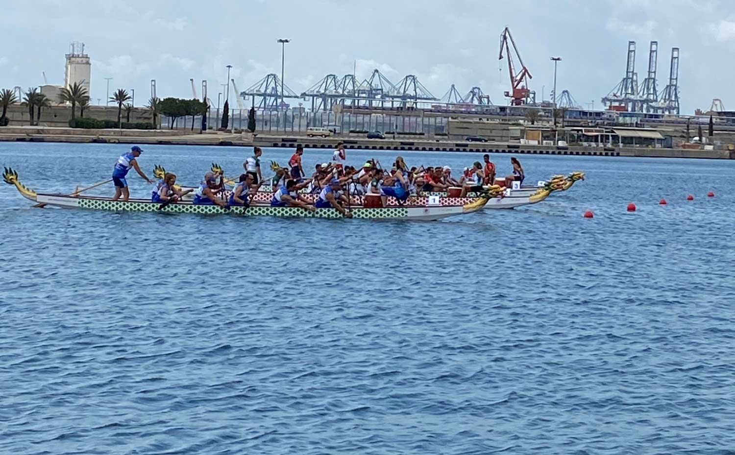 Espectáculo en el agua: el Barco Dragón conquista Marina Port Valencia