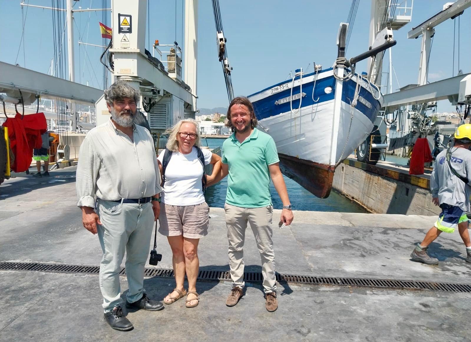 La barca de bou “Rafael”, trasladada al taller de mestres d’aixa para ser restaurada