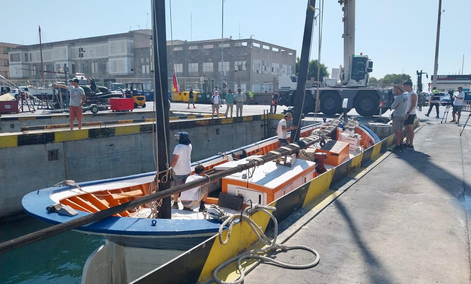 La barca de bou “Rafael”, trasladada al taller de mestres d’aixa para ser restaurada