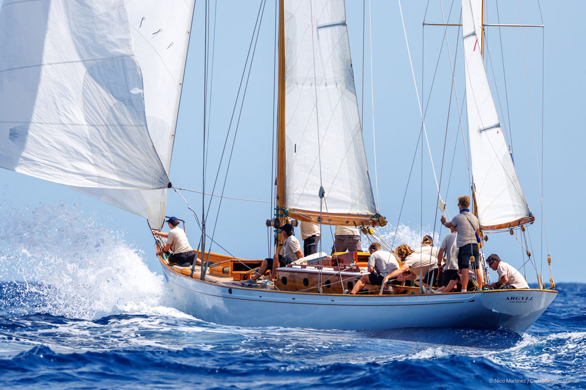 Los clásicos ponen rumbo a la final en la XXI Copa del Rey Repsol de Barcos de Época