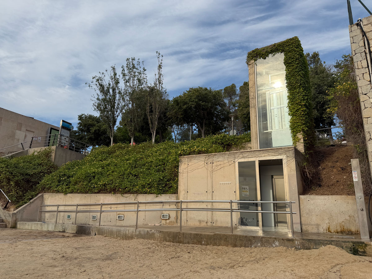 La playa de Cas Català ya vuelve a tener acceso por ascensor