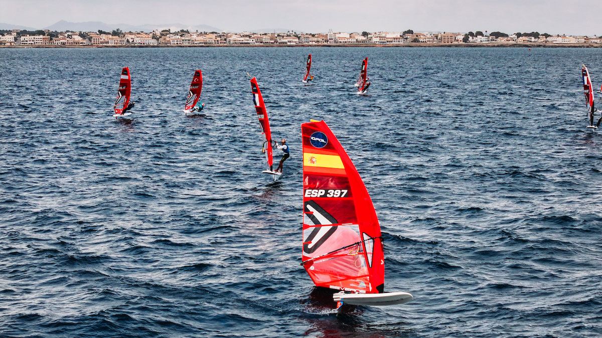 Intensa jornada en aguas de Sa Ràpita en el Mundial Juvenil de IQFoil