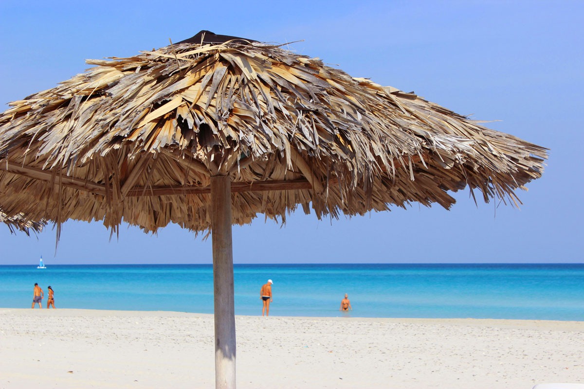 noticias náuticas, actualidad náutica, llucmajor, playa de s'arenal, hamacas, sombrillas, sector hot
