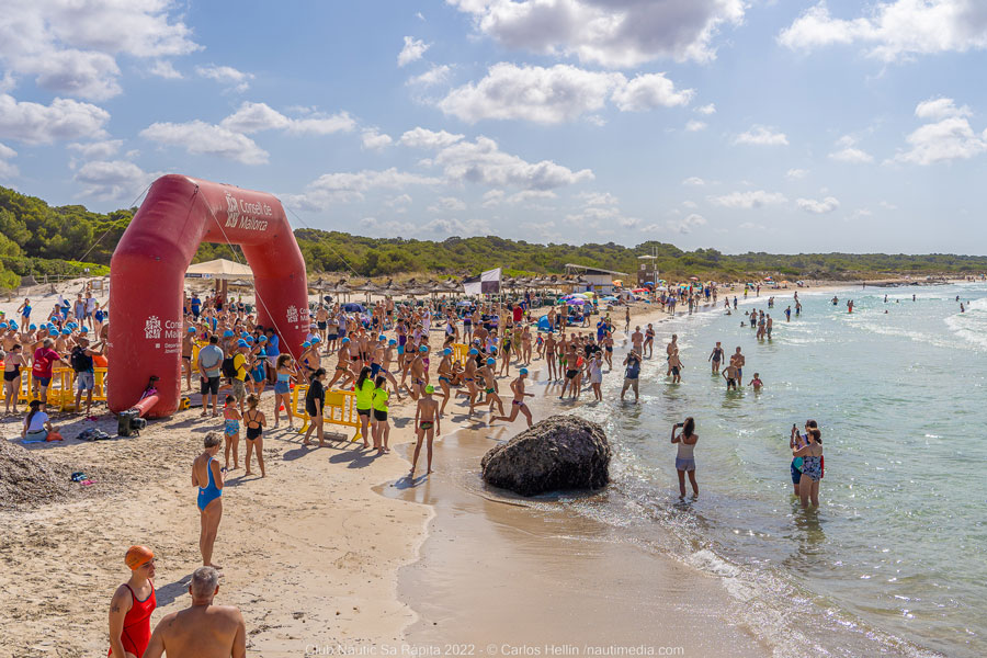 Casi 300 personas participan en Sa Ràpita en el Campeonato de Baleares de Natación en Aguas Abiertas