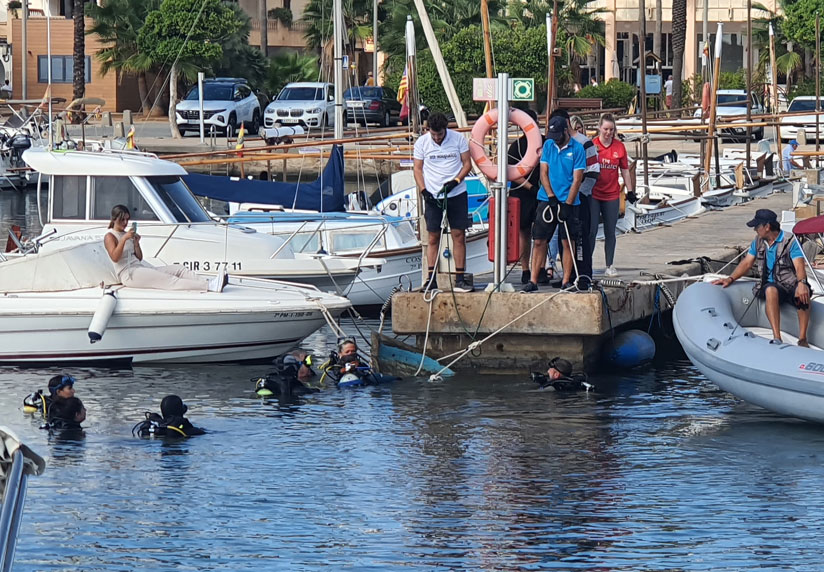 Voluntarios limpian el fondo del puerto de la Colonia de Sant Jordi