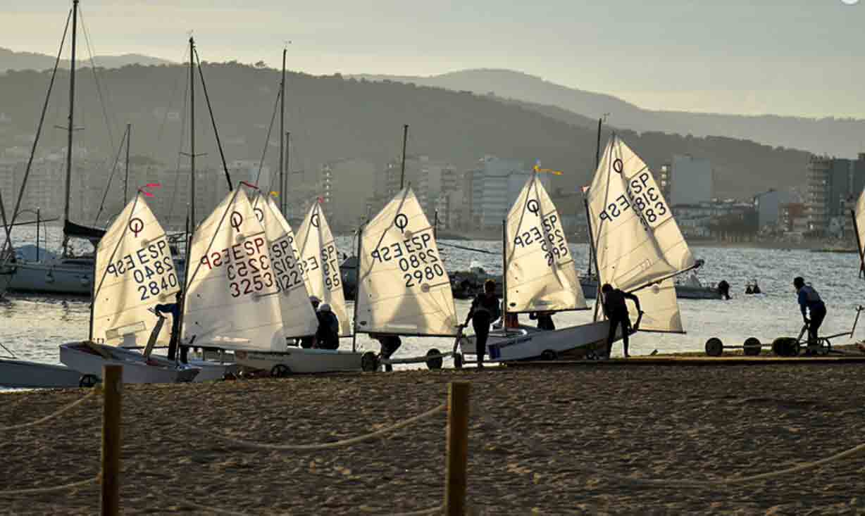 Una veintena de regatistas baleares compiten en el Palamós Optimist Trophy, la regata infantil más m
