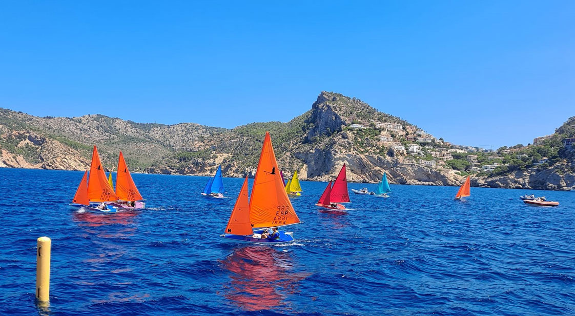 Unas cien personas vuelven a disfrutar de la vela adaptada en el Club de Vela Puerto de Andratx